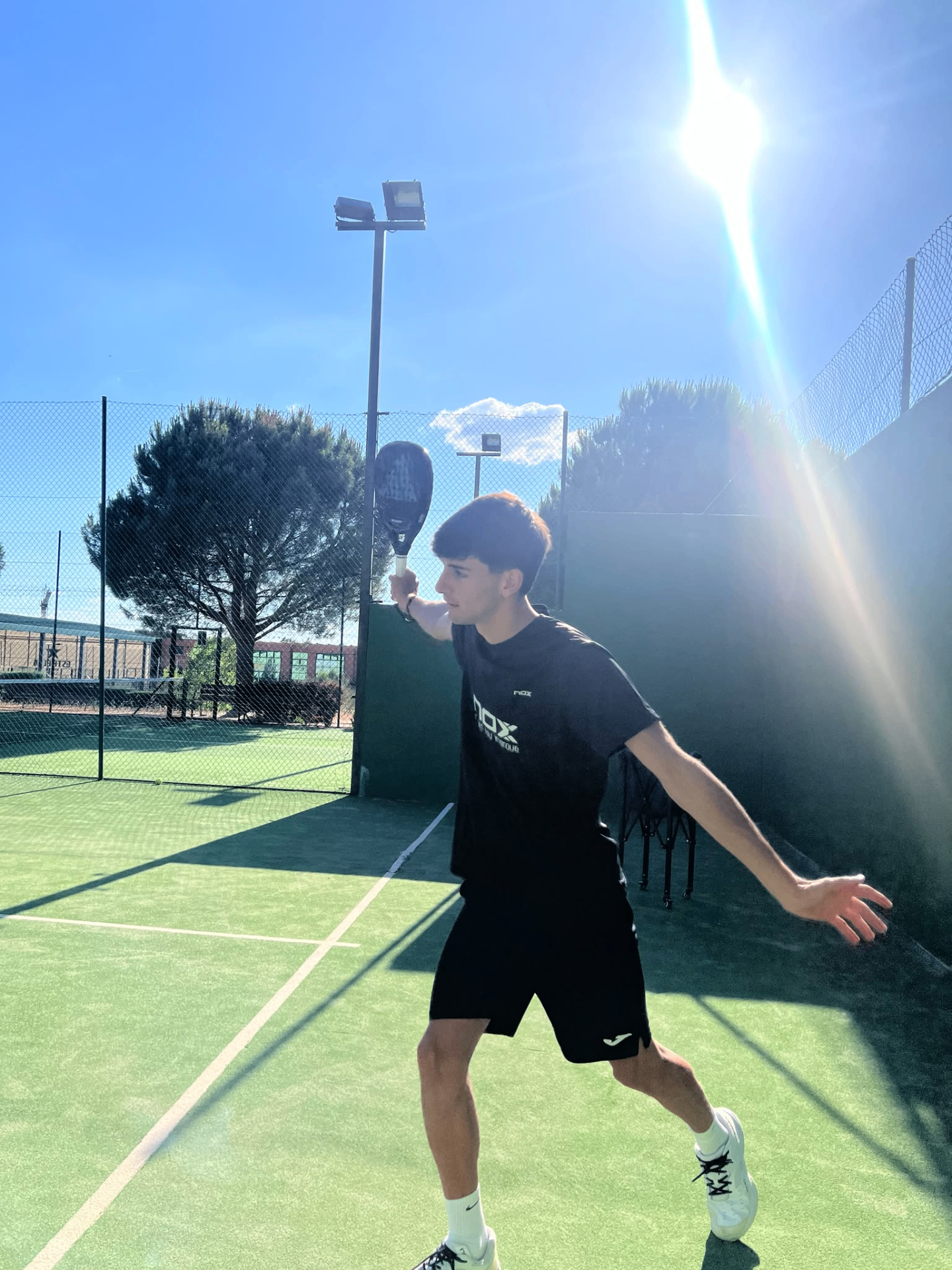 Nacho García preparando un golpe de revés en la pista de pádel