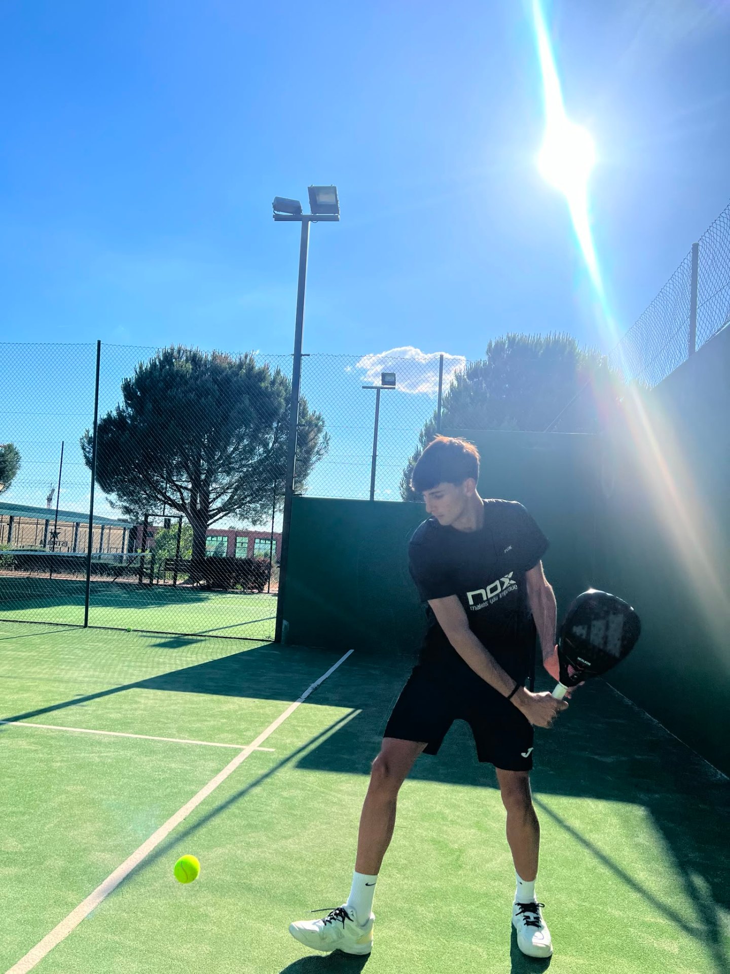 Nacho García devolviendo una bola en una pista de pádel en Madrid