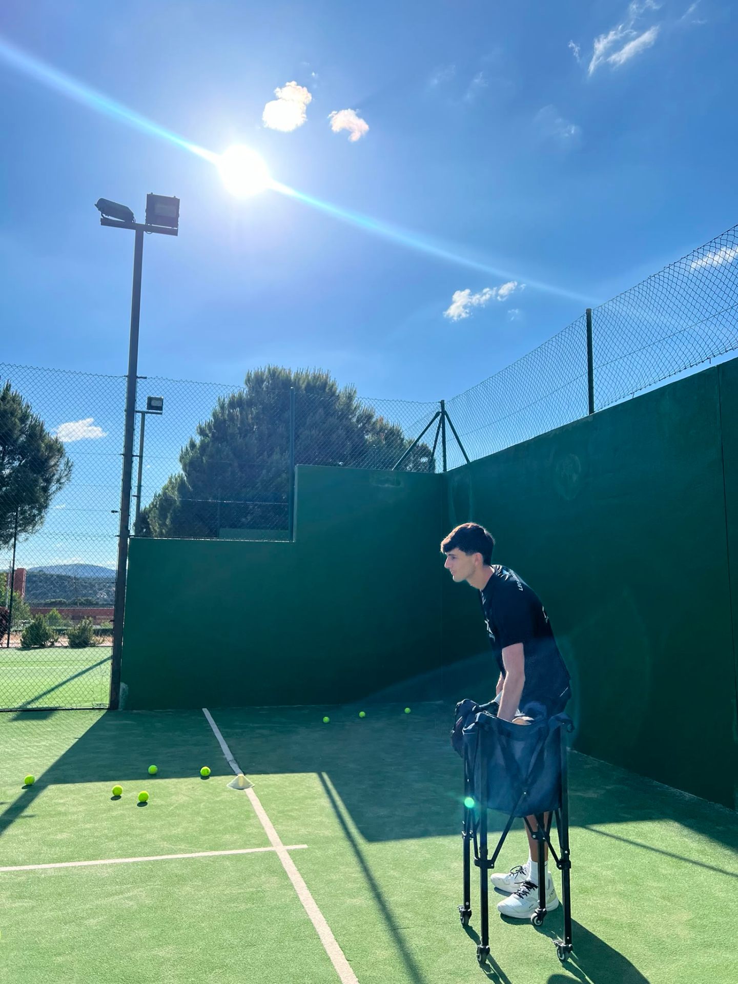 Pista de pádel con bolas durante una clase particular